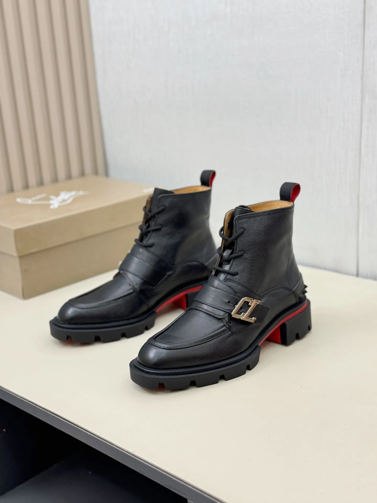 [CL～High-end men’s red-soled shoes] Top P: 940💰. Size: 39-44 (38.45.46 can be customized) 🆑Top original purchase agent Imported open-edge bead fabric and water-dyed cowhide inside 🉑️ Imported TPU rubber sole, wear-resistant and non-slip, full of European style.